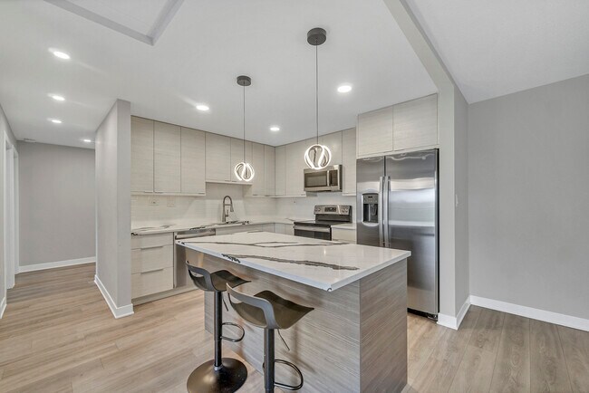 Building Photo - 350 Plum Creek Dr