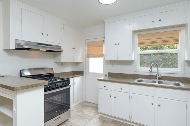 Building Photo - 3 Bedroom + 2 Bathroom Duplex | Silverstrand | Oxnard | Unfurnished
