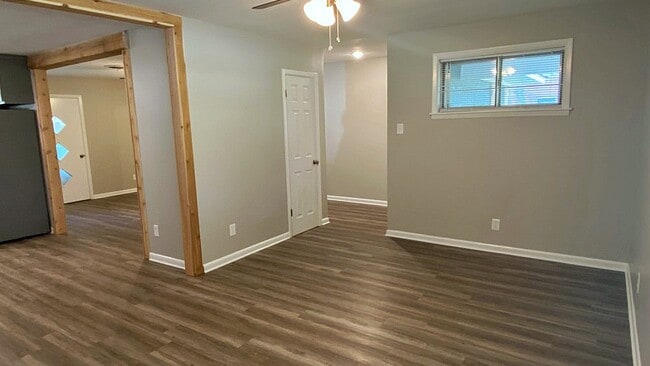 Building Photo - 403 Parkwood Dr