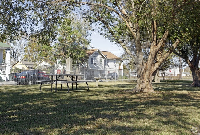 Building Photo - Pine Street