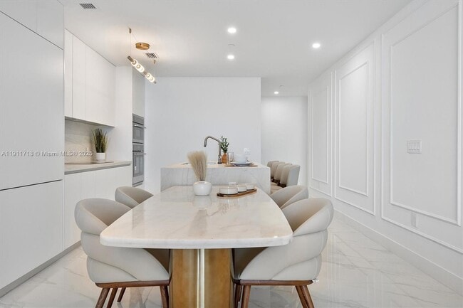 Building Photo - 700 NE 24th St