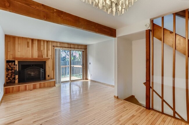 Building Photo - End Unit Townhome with 2 Beds, an Office and Southern Exposure