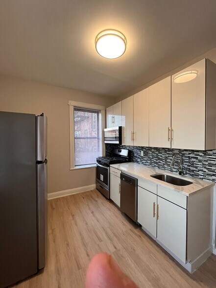 Primary Photo - 400 52nd St