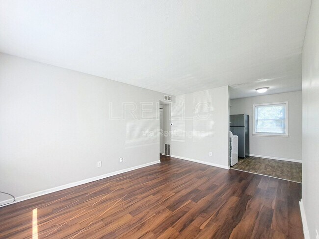 Building Photo - 5112 Valiant Dr