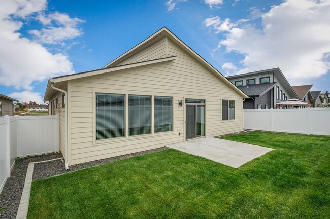 Building Photo - CDA Place Neighborhood- upgraded 3 bed 2 b...