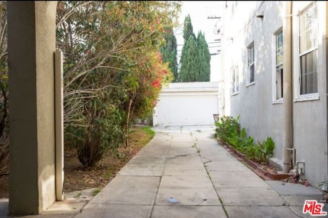 Building Photo - 611 Beachwood Dr