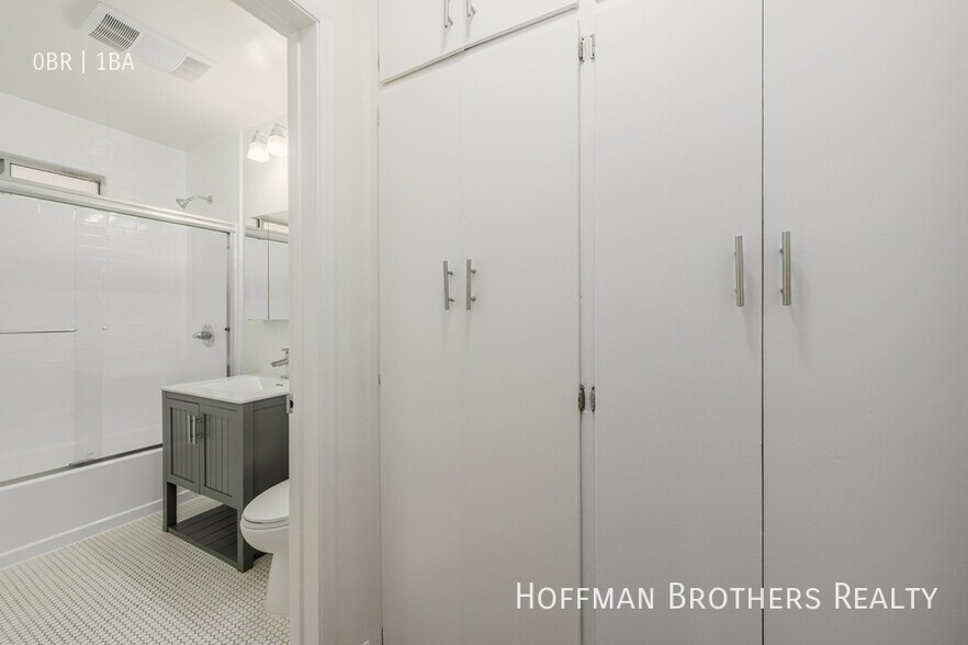 Building Photo - 2001 Beachwood Dr