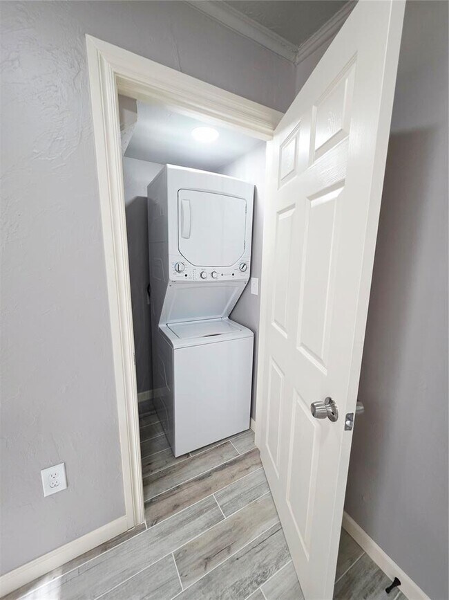 Building Photo - 2722 N Lyons Dr