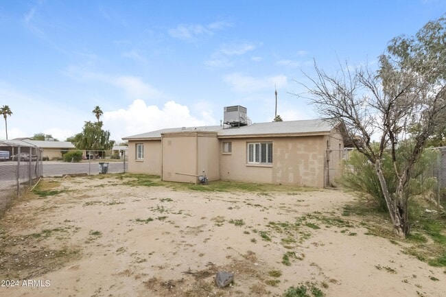 Building Photo - 1227 E Wayland Dr