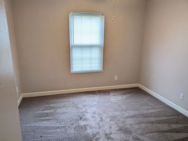 Building Photo - AVAILABLE SOON - 3 Bedroom / 2 Full Bath Home in Englewood!