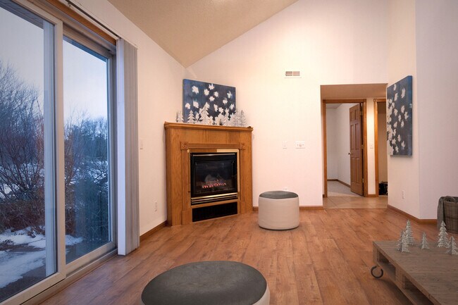 Building Photo - 719 Blue Jay Ln