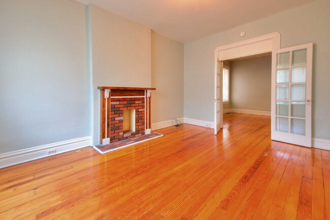 Building Photo - Very nice spacious 1 bedroom 1 bath with hardwood throughout and located in a great city neighbor...