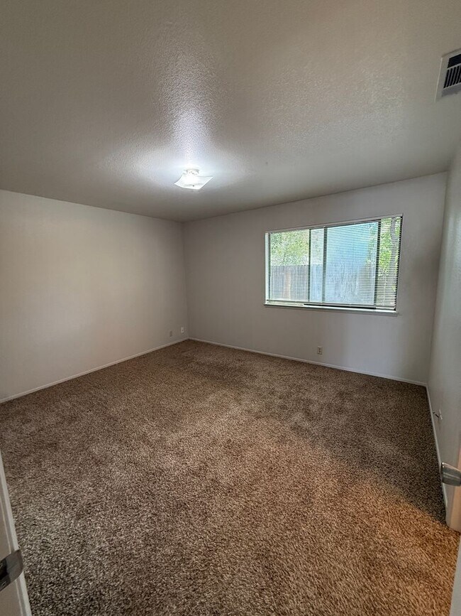 Building Photo - Beautiful 3 Bed, 2 Bath Home in Prime Location