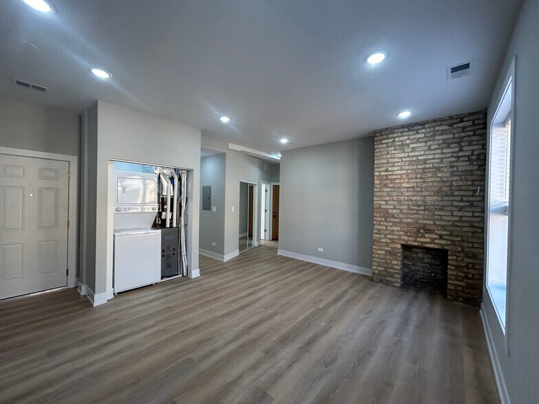 Building Photo - 423 W Belden Ave