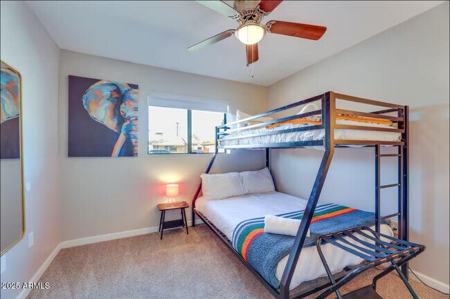 Building Photo - 1027 S Siesta Ln