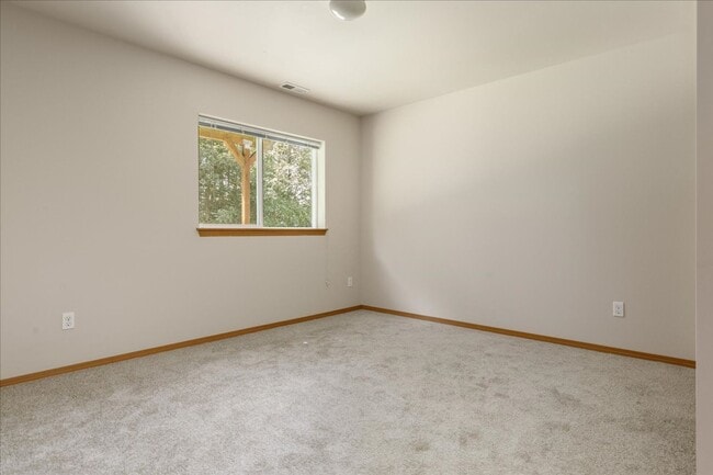 Building Photo - Beautiful Spacious 4 Bedroom 2.75 Bathroom...