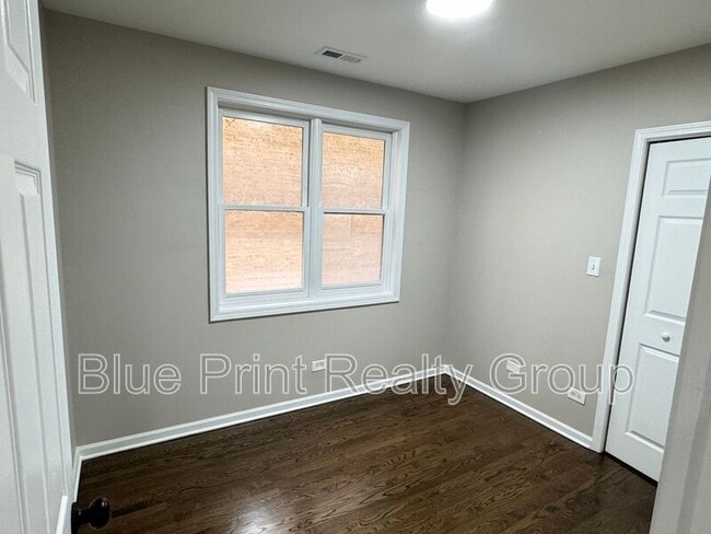 Building Photo - 5438 S Indiana Ave