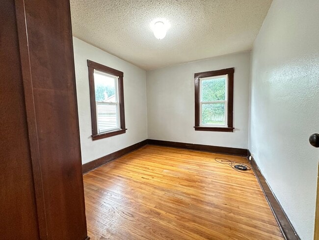 Building Photo - Beautiful 2 bedroom house with garage $925