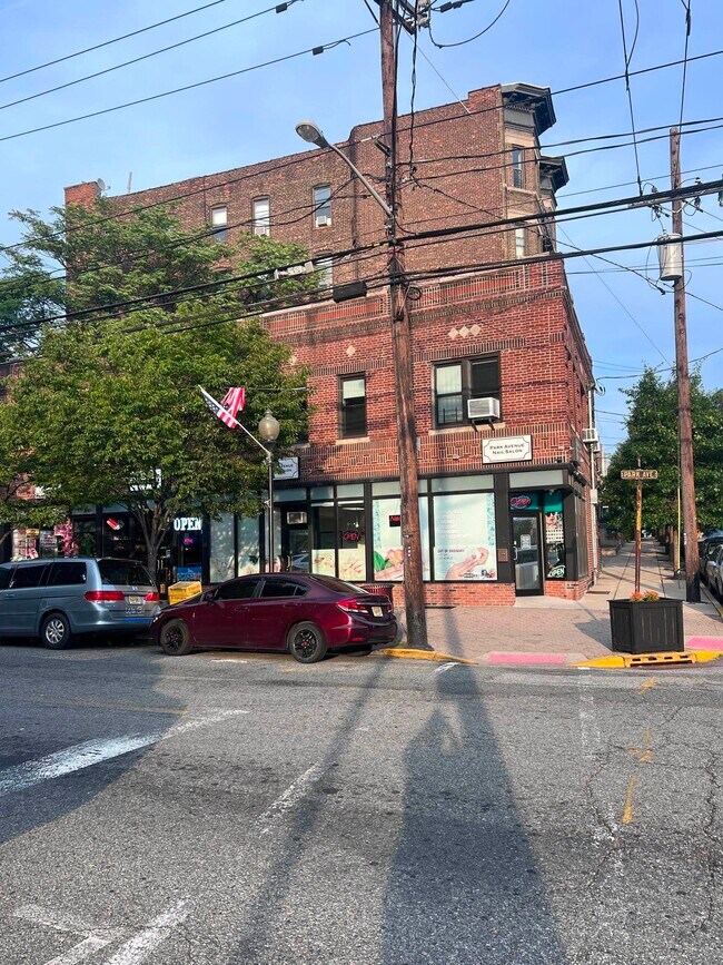 Building Photo - 50 49th St