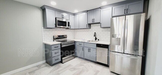 Building Photo - 3216 E Roosevelt Ave