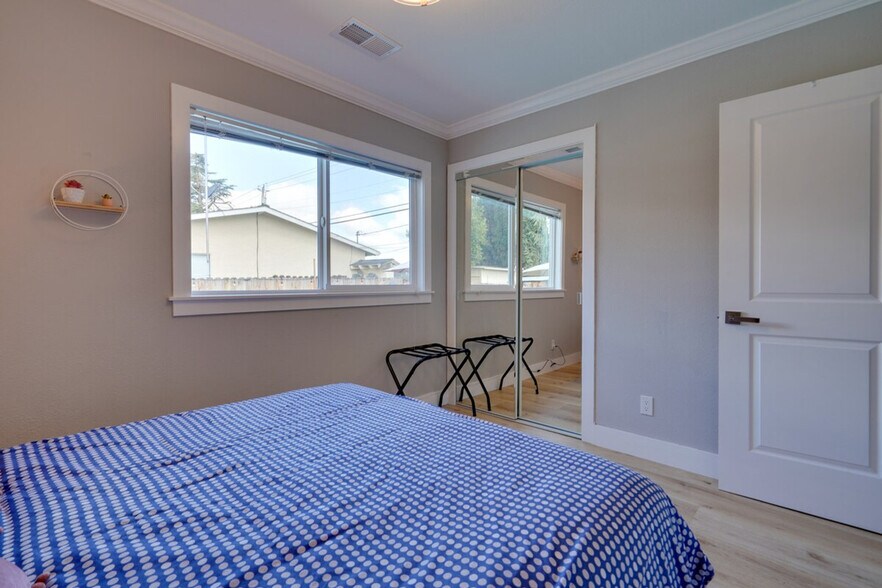 Building Photo - 893 Olivina Ave