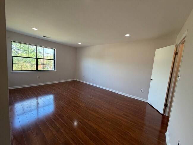 Building Photo - 1409 Green Hollow Dr
