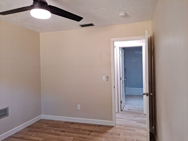 Building Photo - UPDATED 3BR 2BA WITH 2 CAR GARAGE FOR RENT