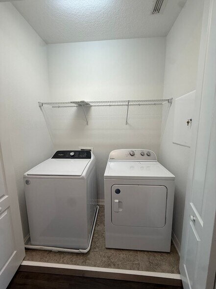 Building Photo - 2-bedroom, 2.5-bath townhome located in Ea...