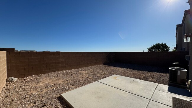 Building Photo - SW 2 story 4 bdrm Large yard