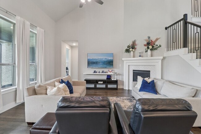Building Photo - 1329 Stoneleigh Pl