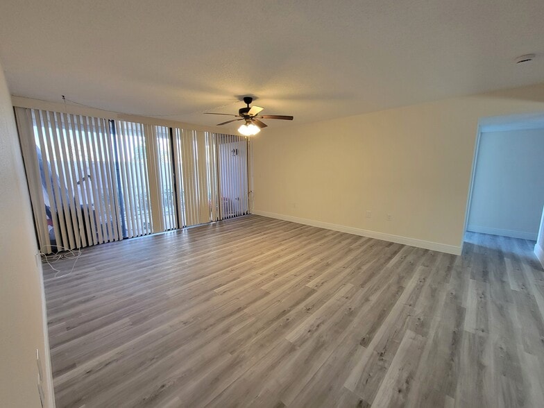 Building Photo - 500 Treasure Island Cswy