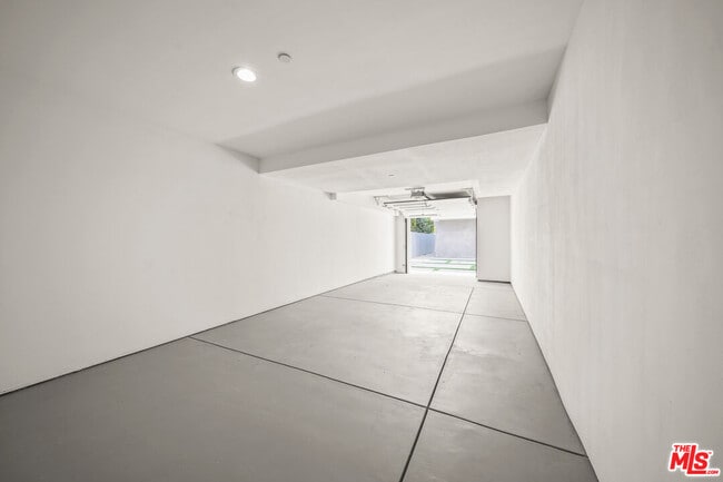 Building Photo - 1055 N Wilton Pl