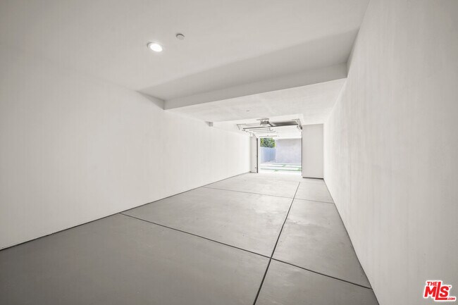 Building Photo - 1057 N Wilton Pl