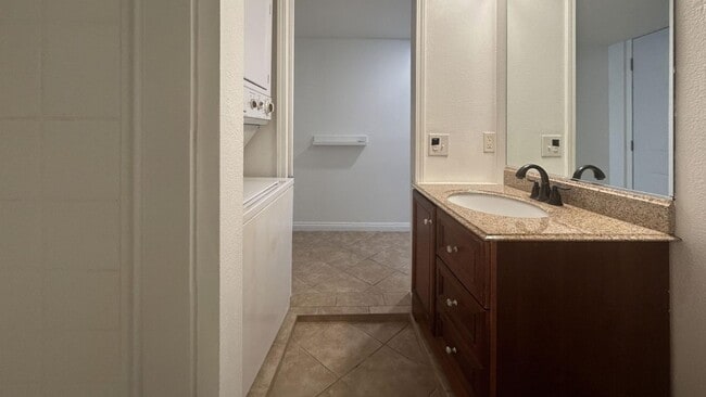 Building Photo - 510 W Olive Ave