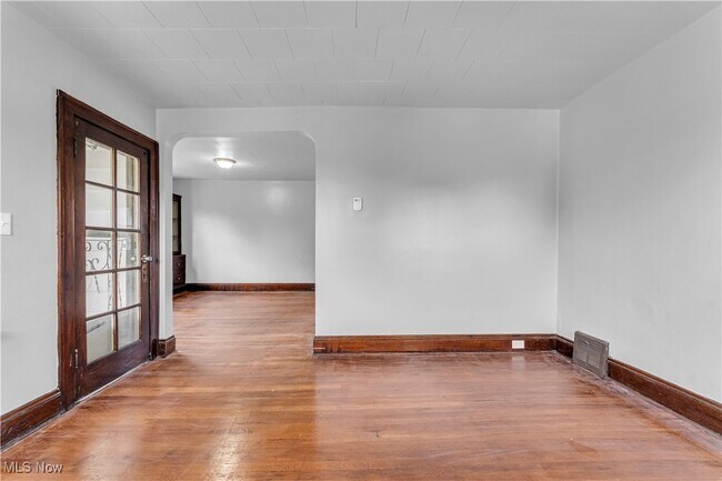 Building Photo - 7902 Rosewood Ave