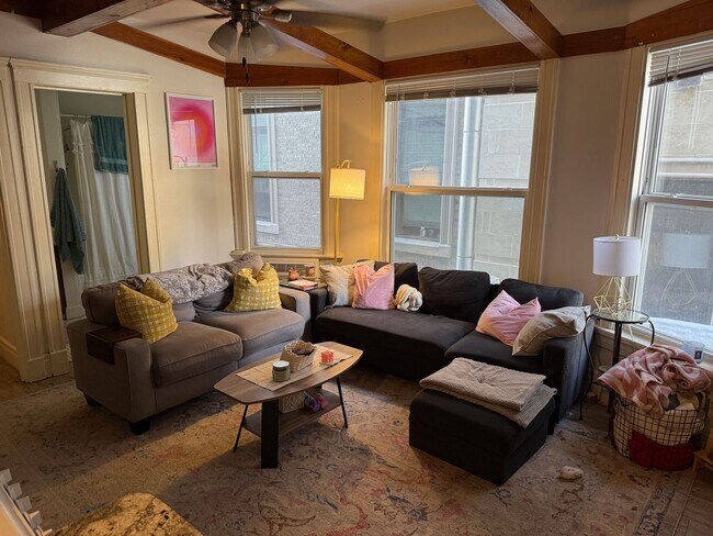 Interior Photo - 137-139
