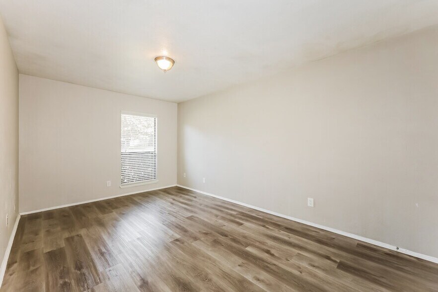 Building Photo - 902 Live Oak Dr