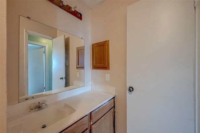 Building Photo - 2026 Sandy Knoll Dr