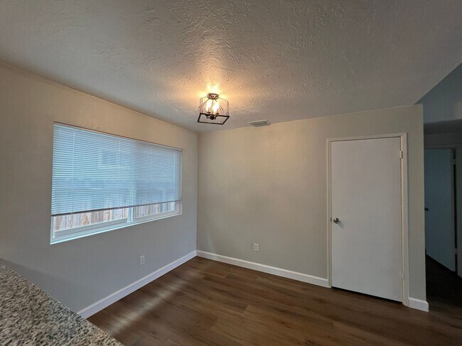 Building Photo - 470 Java St