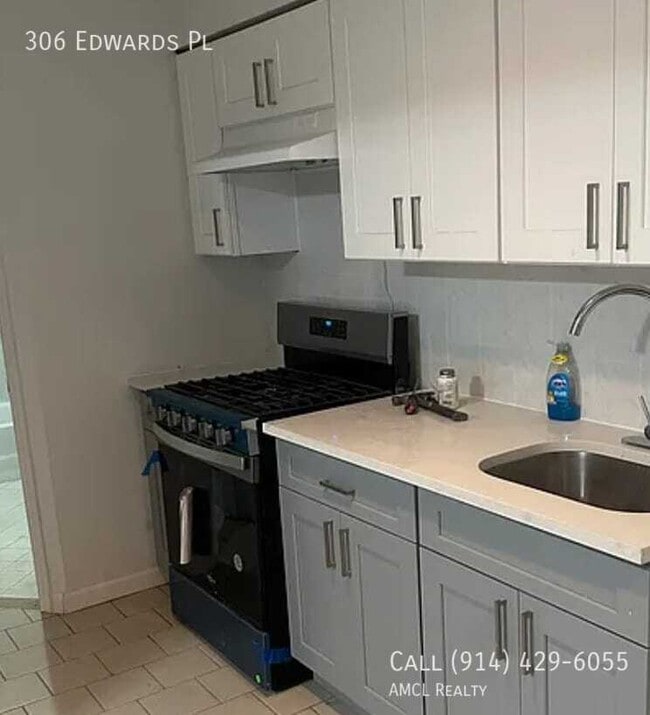 Building Photo - 306 Edwards Pl