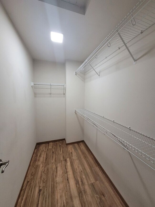 Building Photo - Spacious 3 Bedroom Home with Garage