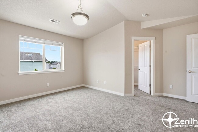 Building Photo - 5616 NE 74th Ct