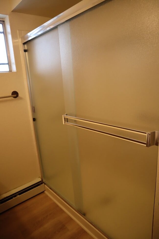 Building Photo - Livable, Lovable, & Avaiable!