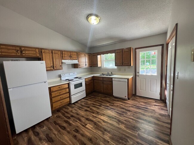 Building Photo - 109 Hickory Grove Dr