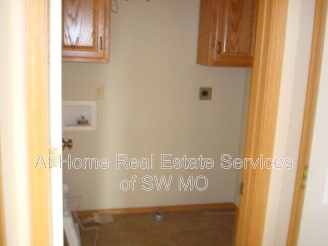 Building Photo - 1133 N Westwood Ave