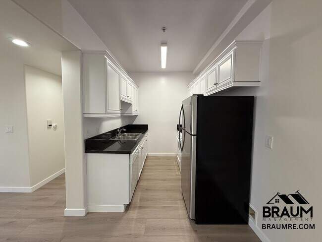 Building Photo - 10849 Fruitland Dr