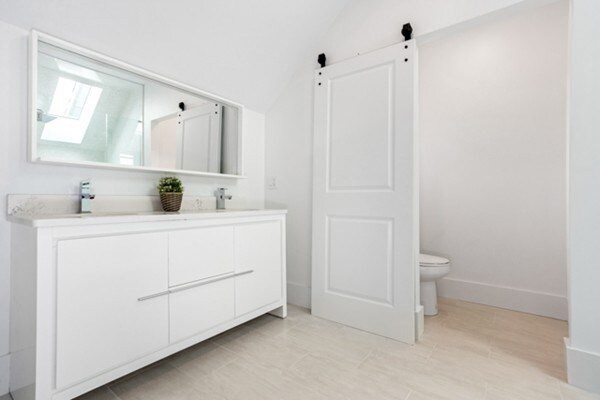 Building Photo - 10 Brook St