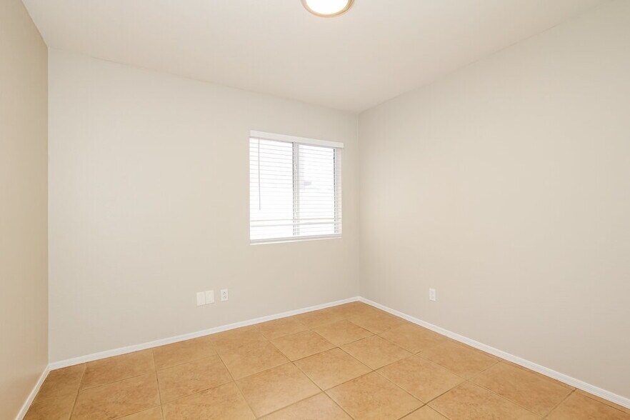 Building Photo - 12654 W Paradise Dr