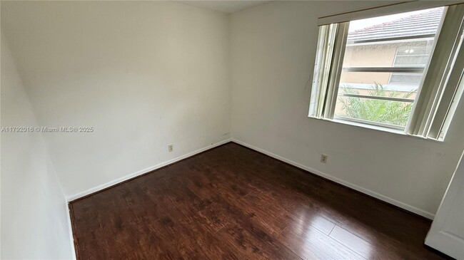 Building Photo - 1032 Twin Lakes Dr