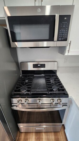 Building Photo - 988 El Camino Dr